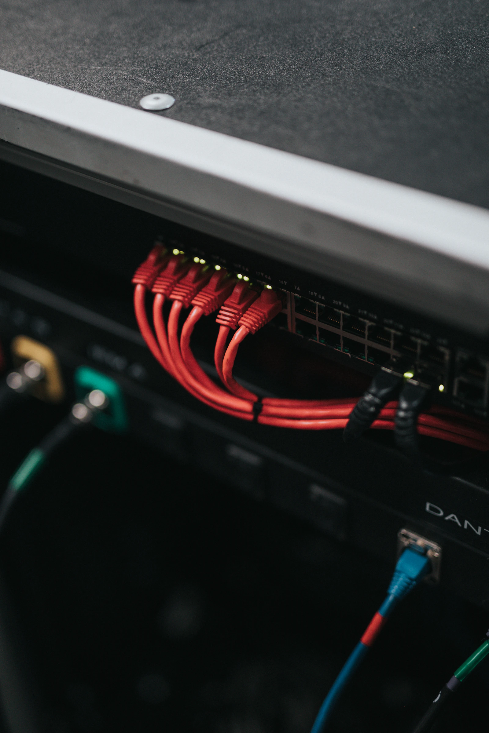 Estrutura de fibra óptica com luzes azuis convergindo